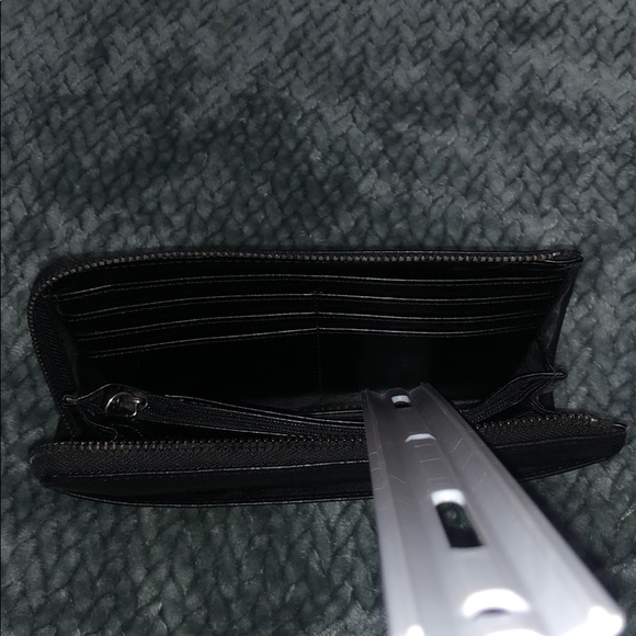 T Tahari Black Leather Zip Wallet - Picture 4 of 8